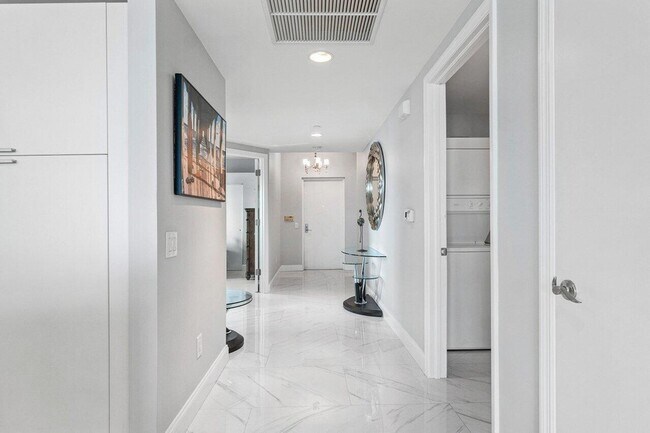 Building Photo - 2640 Lake Shore Dr