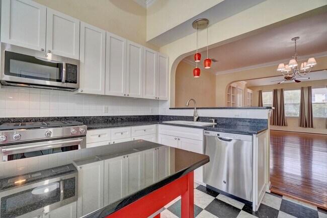 Building Photo - MUST SEE!! 3-Bedroom Home in Bay Breeze Point! Vaulted Ceilings - 1st Floor Primary Bedroom - Att...