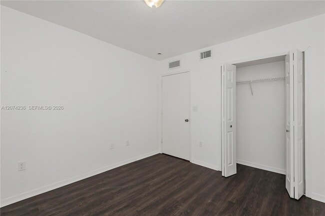 Building Photo - 975 NE 34th Ave