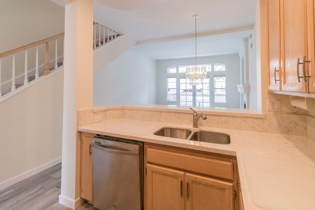 Building Photo - Beautiful 2 Bed, 2.5 Bath Two-Story Townhome in Belsera