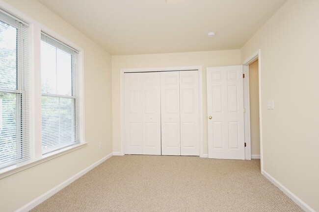 Building Photo - End-Unit Melbourne Park Townhome