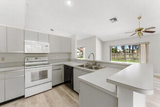 Building Photo - 5809 Sun Pointe Cir