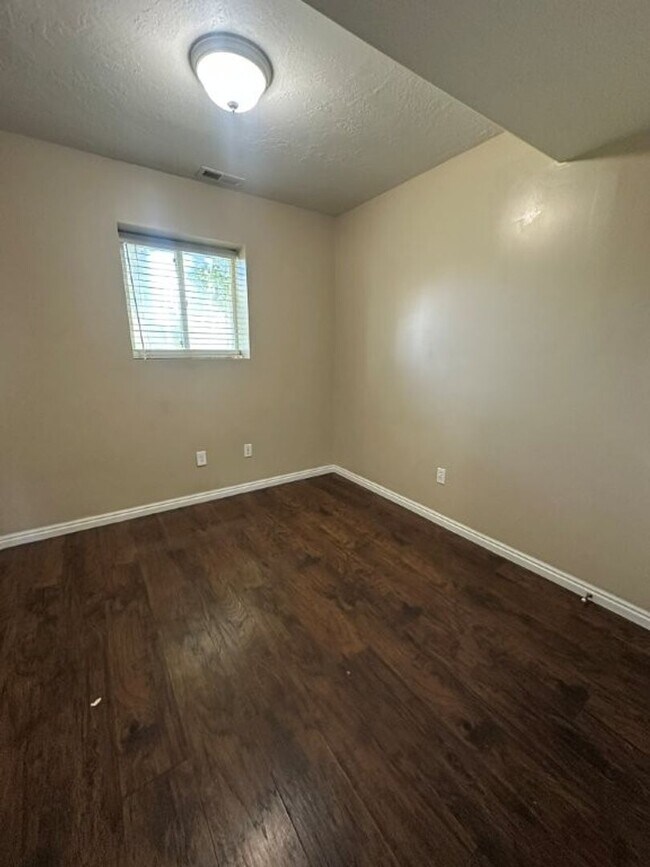 Building Photo - Big Year, Bigger Home – 5 Bed 2 Bath Syracuse + Tiered Rent & 2 Weeks Free!