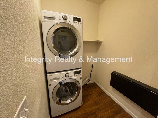 Building Photo - 598 E Dry Creek Pl