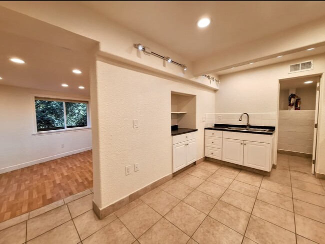 Building Photo - 15975 Cerro Vista Dr