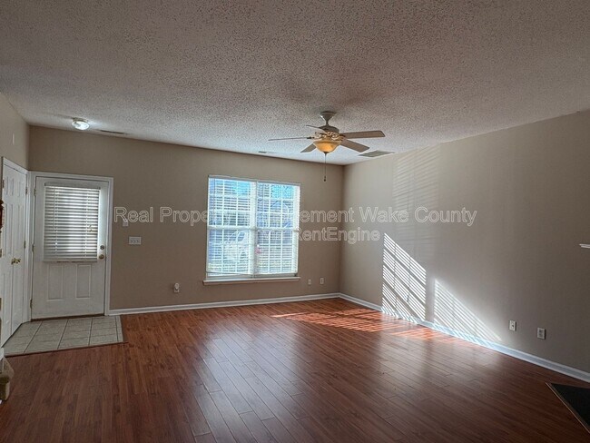 Building Photo - 504 Canyon Lake Cir