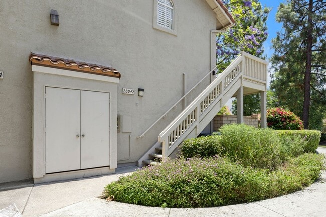 Building Photo - Spacious 2 Bedroom with Loft!