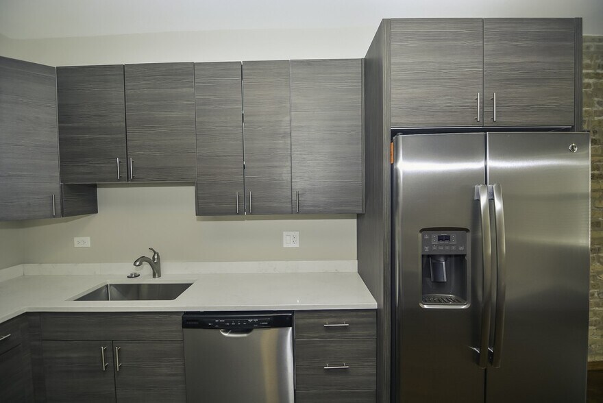 Building Photo - 2230 N Sawyer Ave