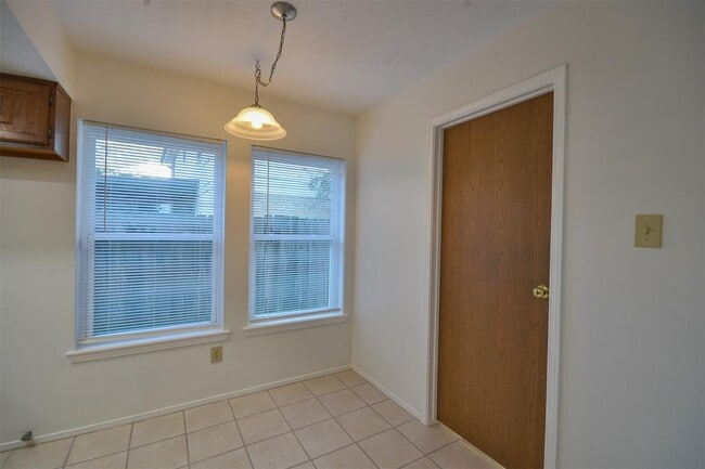 Building Photo - 3210 River Valley Dr