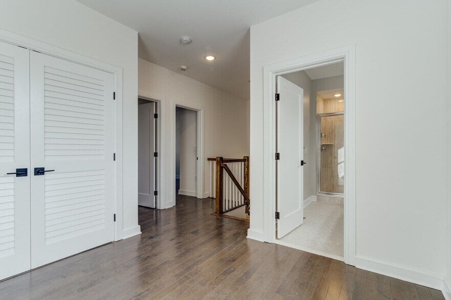 Building Photo - 974 Summit Ave