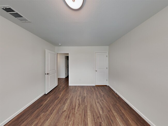 Building Photo - 5023 Highland Crest Dr