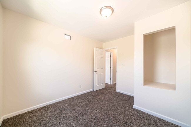 Building Photo - 156 Leicester Ct