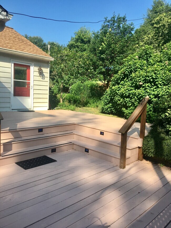 Building Photo - Wonderful Kenilworth location! Lovely land...