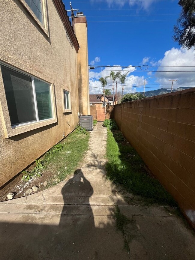 Building Photo - 248 E 5th St