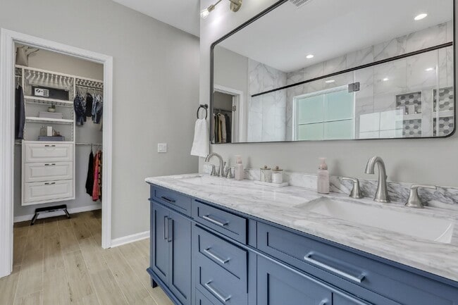 Building Photo - Executive Home in Convenient Location