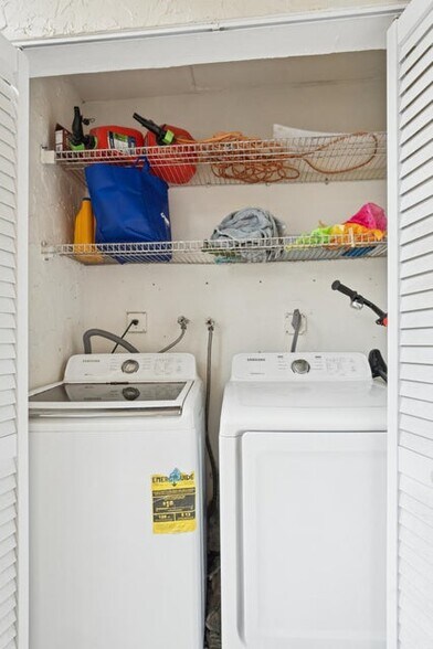 Building Photo - 9930 Pineapple Tree Dr