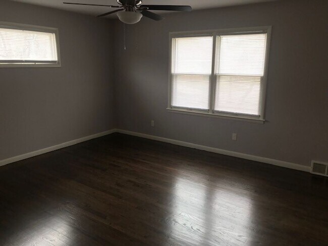 Building Photo - Ward Parkway Duplex Home with 2 Car Garage