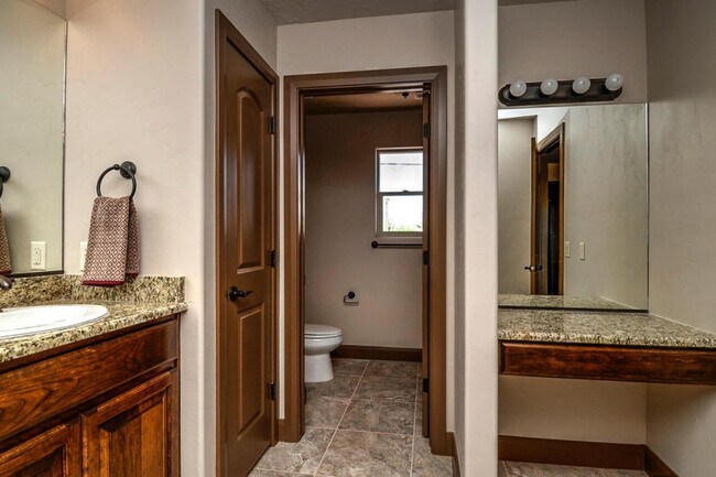 Building Photo - Washington Townhome in Washington