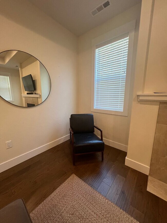 Building Photo - Newer Three bed, 2.5 bath Ashland Home | Available February!