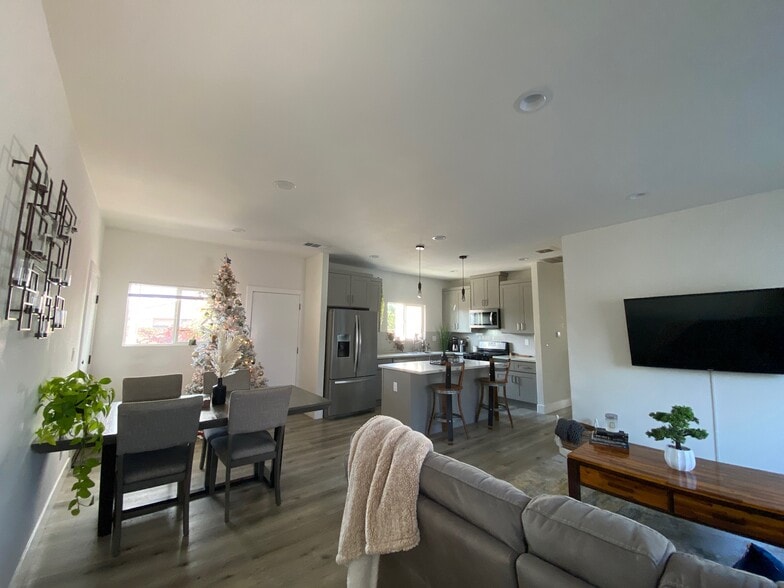 Building Photo - 13115 Siemon Ave