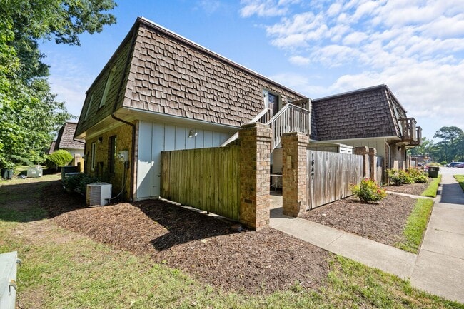 Building Photo - Fully Renovated Condo for Rent in Virginia...