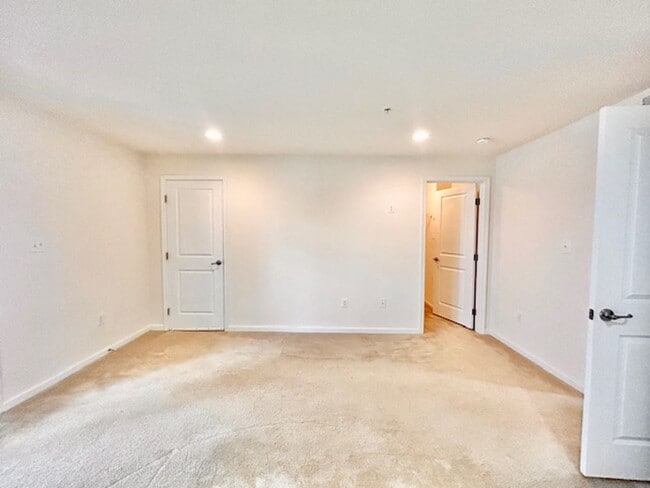 Building Photo - Welcome to the desirable Howard Square