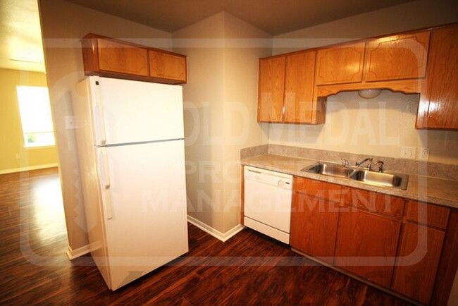 Building Photo - Discover comfort and convenience in this w...