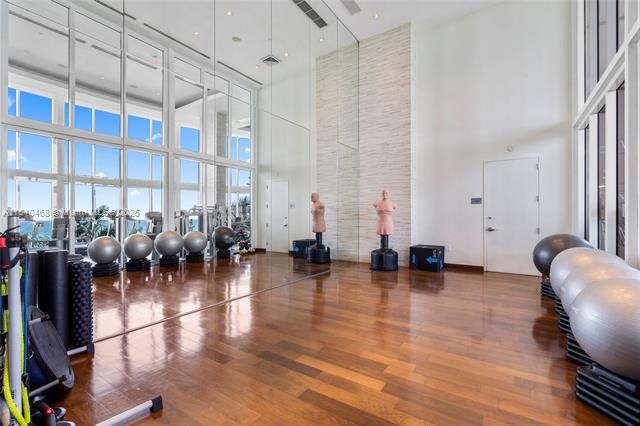 Building Photo - 16001 Collins Ave