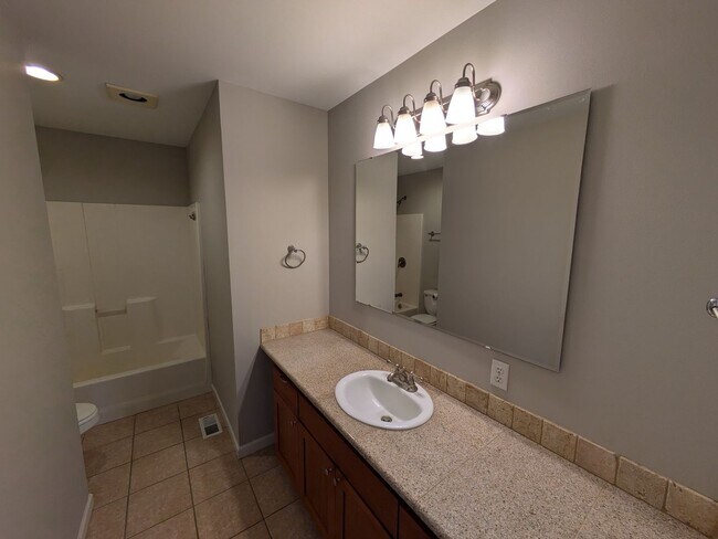 Building Photo - 404 Wallace St