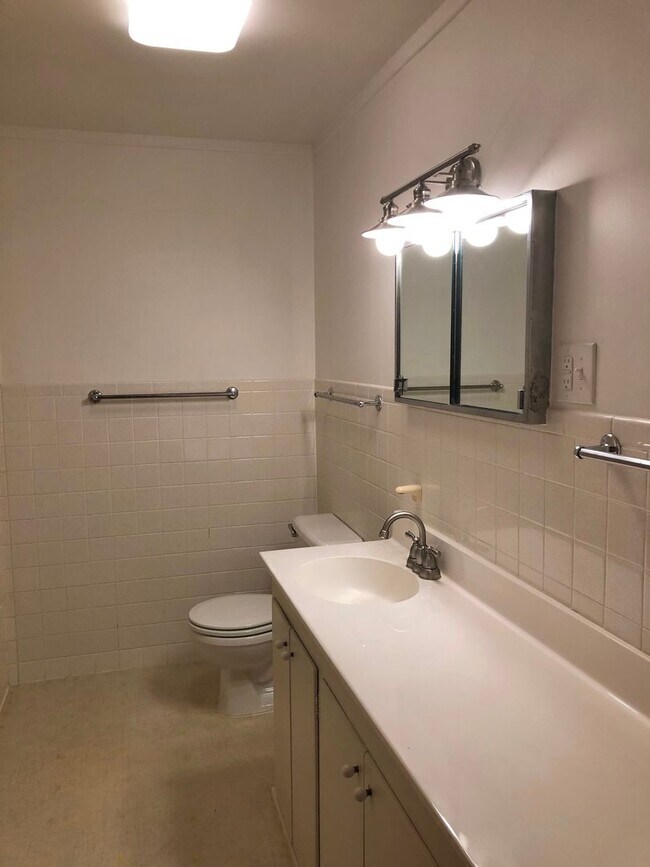 Building Photo - 3 bedroom, 2 Bath House Near University of...