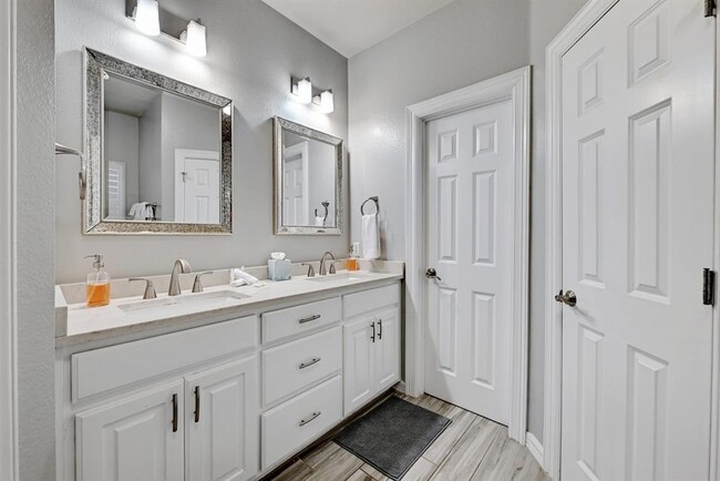 Building Photo - 1111 E Riverside Dr