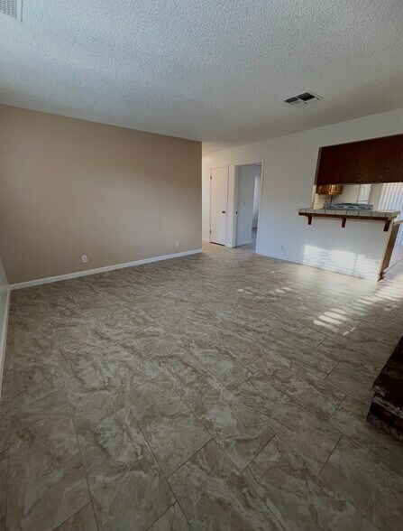 Building Photo - 408 W Felspar Ave