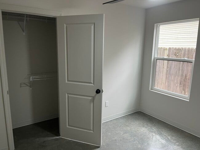 Building Photo - 208 3rd Ave