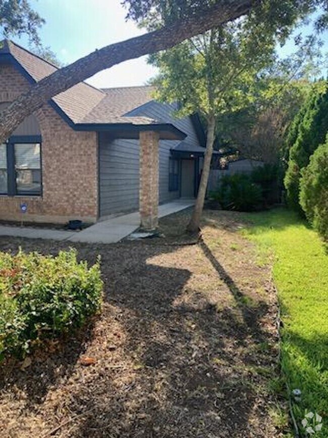 Building Photo - Spacious open concept ranch - pets allowed