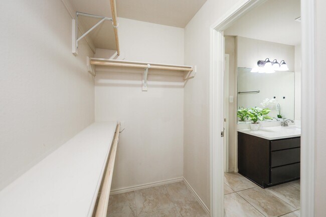 Building Photo - 704 Mercado Ln