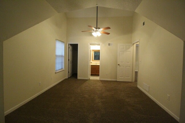 Building Photo - Beautiful 2+ Bedroom 4 Bath Townhome In Ov...