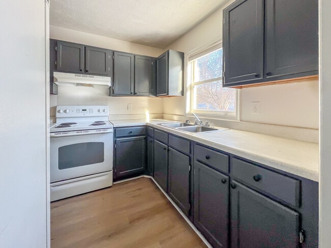 Building Photo - 22 Fox Hill Dr