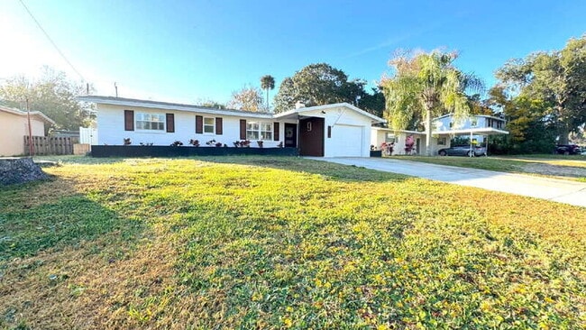 Building Photo - 1121 Clearwater Rd