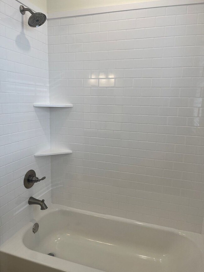 Building Photo - Gorgeous Flat in Overton Square