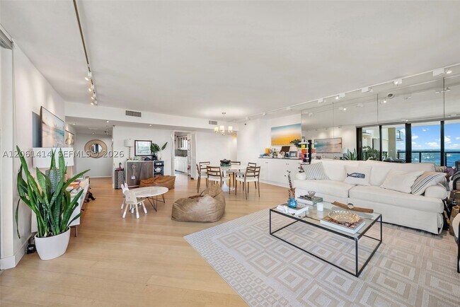 Building Photo - 2575 S Bayshore Dr