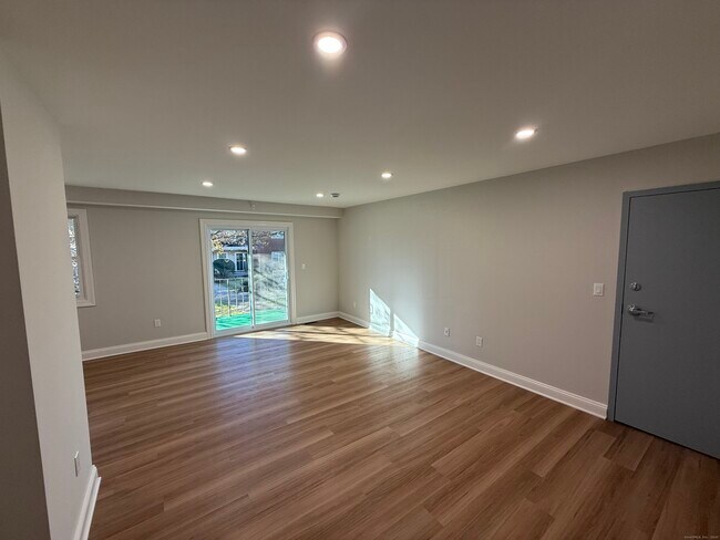 Building Photo - 50 Greenhouse Rd