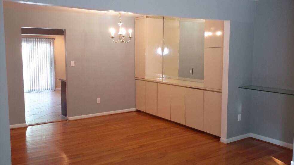 Building Photo - 10 Poinsettia Ct