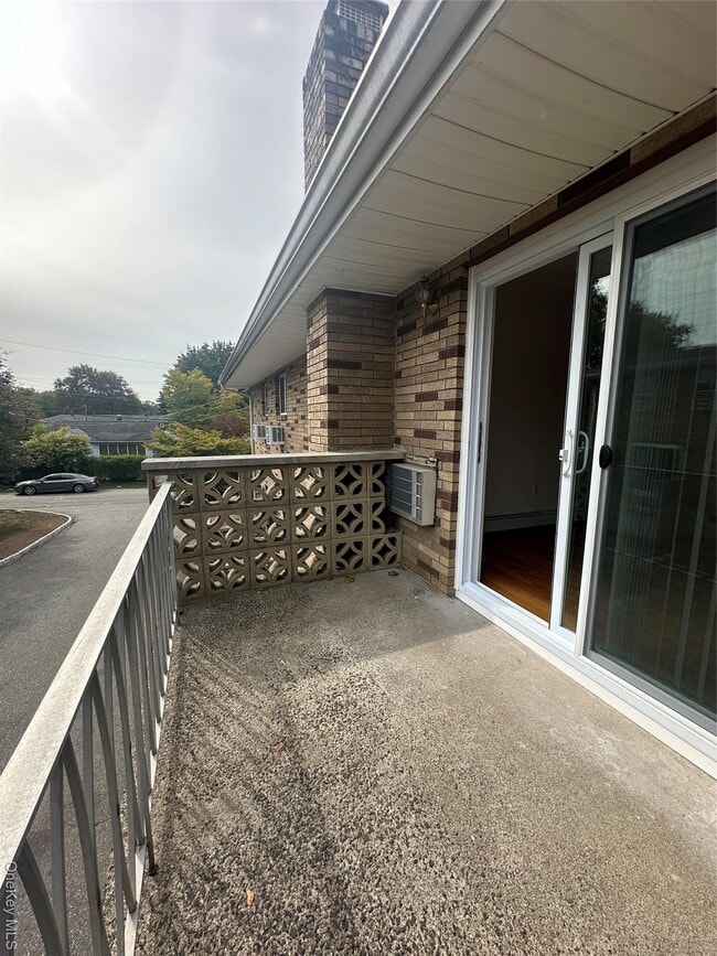 Building Photo - 12 Central Dr