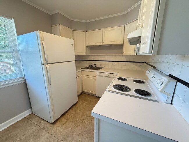 Building Photo - Near the University 2 bedroom Duplex With Private yard