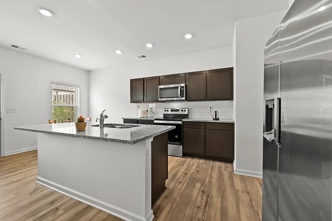 Building Photo - 1102 Lossie Ln