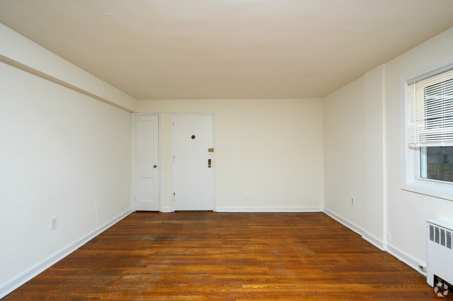 2BR, 1BA - 800SF - Penzel Manor Apartments