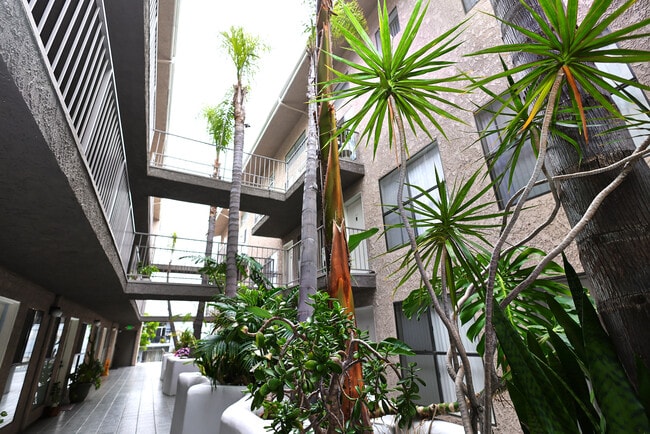 Building Photo - 1402 N Alta Vista Blvd