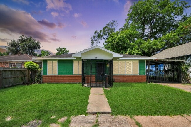 Building Photo - 3214 Tuam St