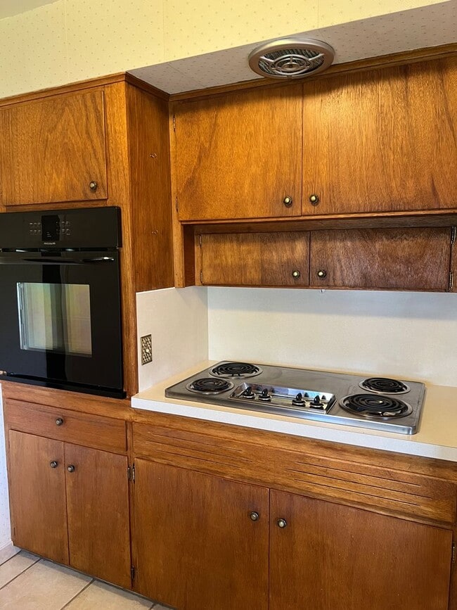 Building Photo - Charming 4-Bed, 1.5-Bath Home on the Outsk...
