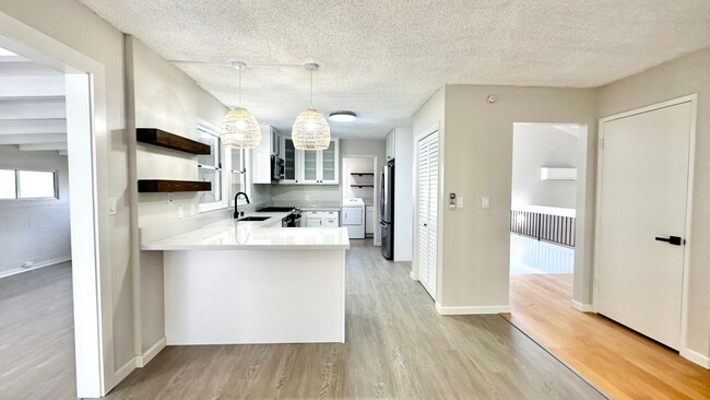 Building Photo - NEWLY RENOVATED 4 BED/2.5 BATH w/ Garage, ...